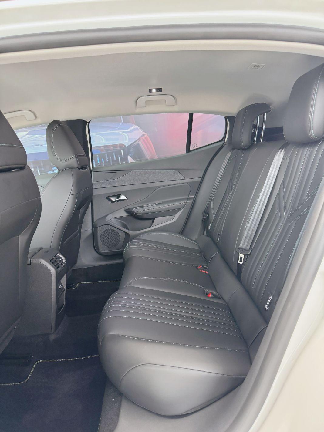 Peugeot-408-mau-trang (6)