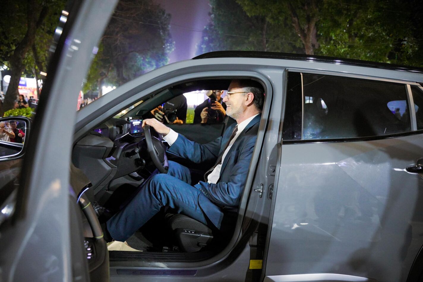 Đại sứ Pháp lái xe Peugeot 2008