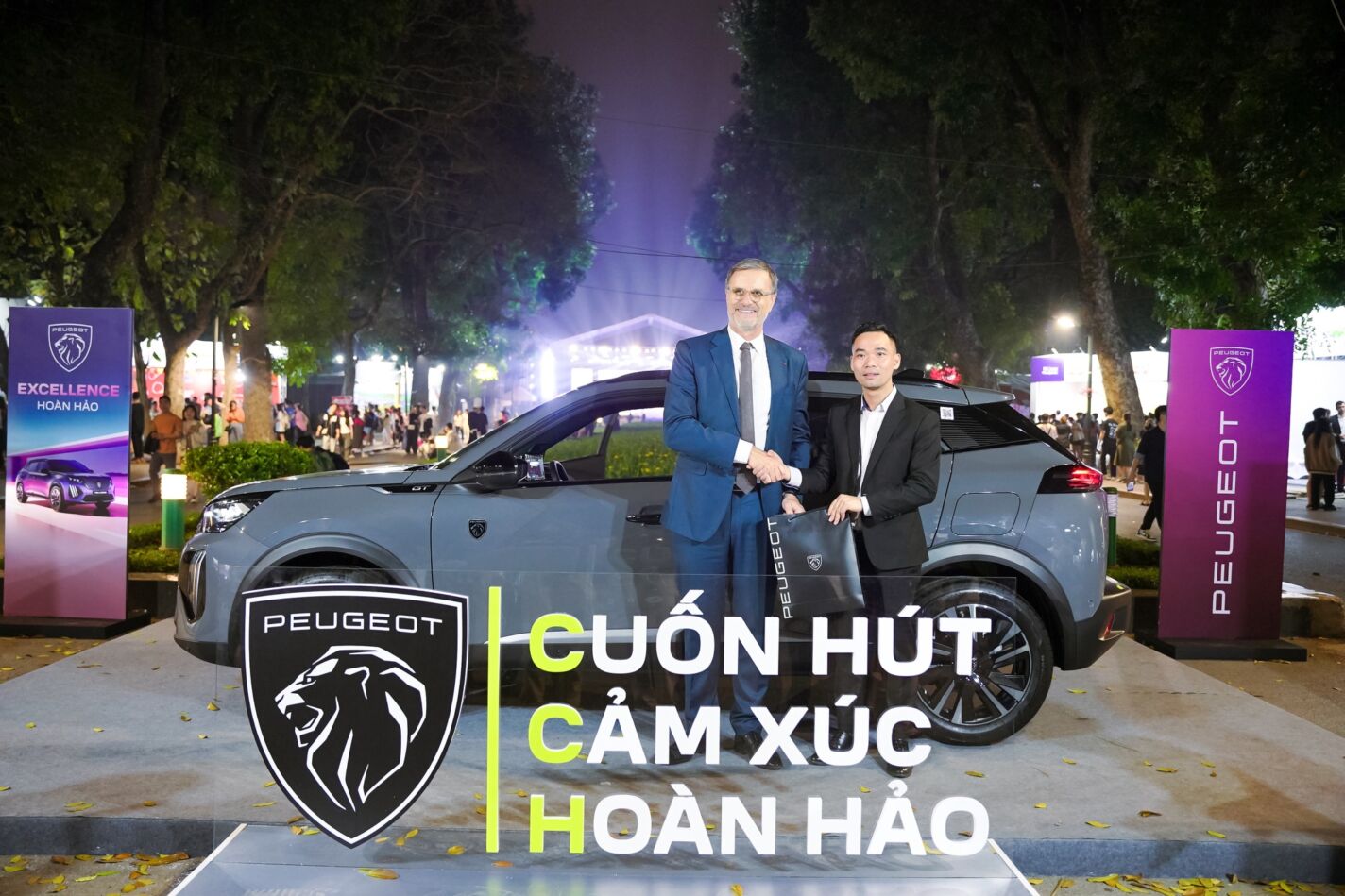 ĐẠI SỨ PHÁP TẠI VIỆT NAM TRẢI NGHIỆM NEW PEUGEOT 2008